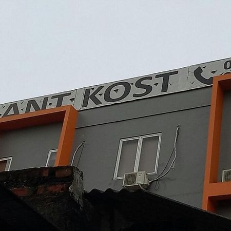 Giant Kost Hotel Tangerang Exterior photo