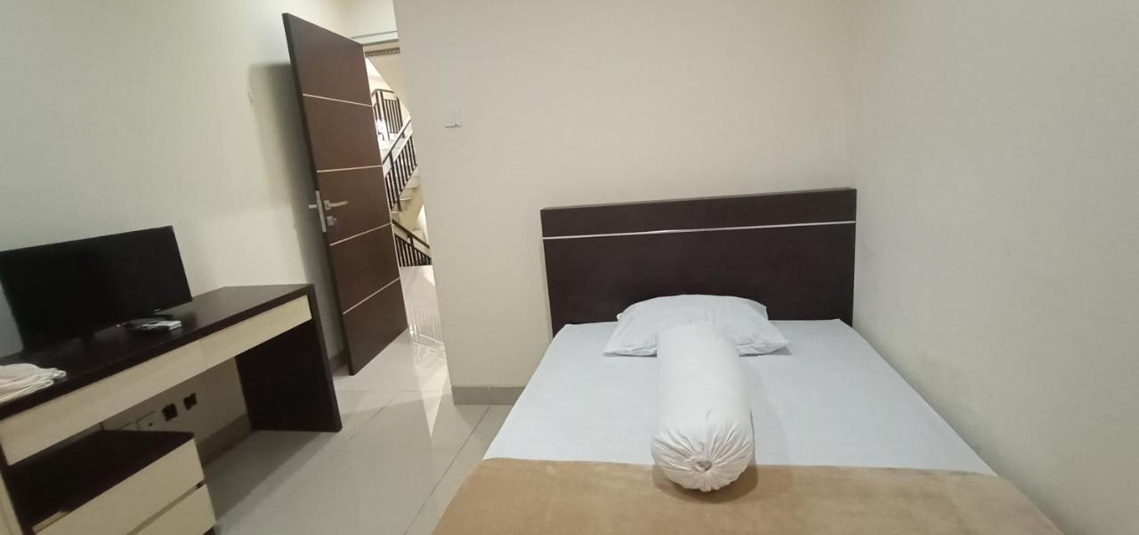 Giant Kost Hotel Tangerang Exterior photo