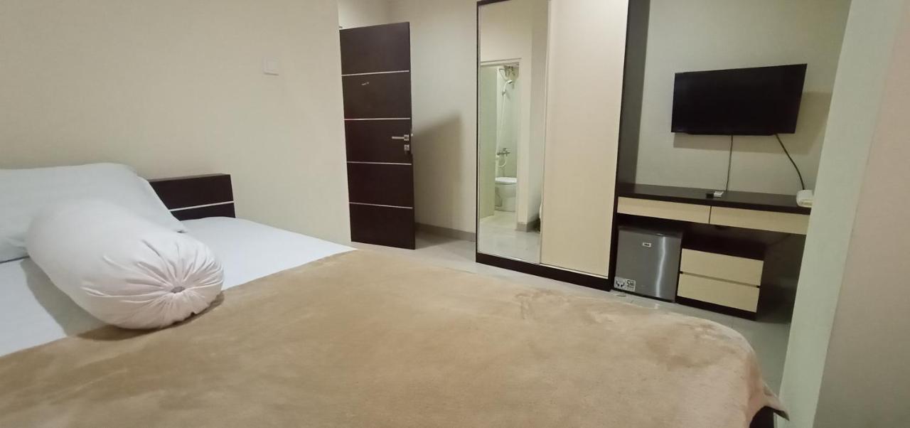 Giant Kost Hotel Tangerang Exterior photo