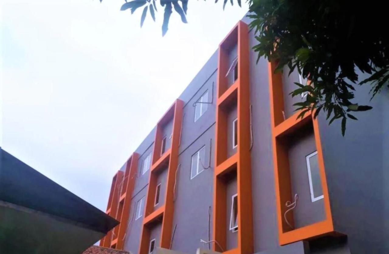 Giant Kost Hotel Tangerang Exterior photo