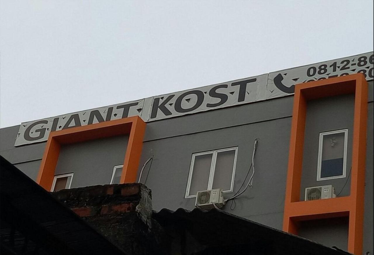 Giant Kost Hotel Tangerang Exterior photo